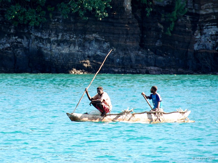98- Peche au harpon sur la pirogue.JPG
